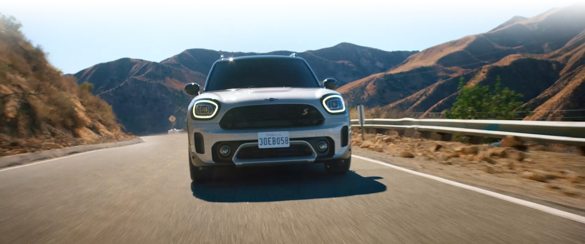 MINI Cooper SE Countryman ALL4 – srebrni - prednji pogled MINI Cooper SE Countryman ALL4 – srebrni - prednji pogled